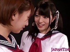 タイニーアジアの女子学生は潮吹きとレズビアンの愛を楽しむ