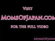 日本人の熟女の舐めと指の赤ちゃん毛深い猫