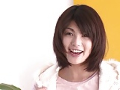 かわいい赤ん坊のうめき声彼女の自己に触れながら、