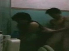 دخل على اخته الحمام.MP4