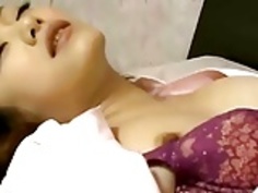 ファックパンティーをずらして、紫色で美しい妻を引き付ける