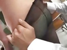 アジアのティーン長官は彼女の厄介なボスとセックスしている