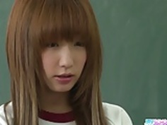 巨乳ティーンサナアンジュは教室ではディックを吸い