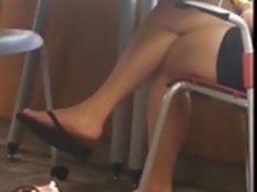 率直アジアの図書館ブラックフリップは、Pt 2フィート美脚フロップ