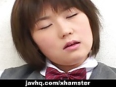 女子高生ふしだらな女忍笠木は無修正のコックを吸う