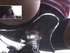 彼女はサイクリングが好き...