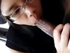 車の中で眼鏡をかけたアジアのティーンはBJのようA Proを与えます