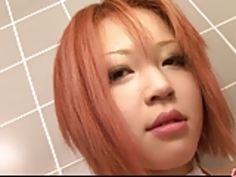 バスルームにタイトで巨乳赤毛の可愛い猫の愛情