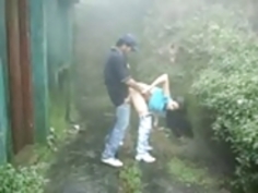 屋外の公共の性交雨サック