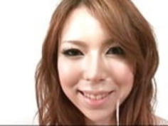 おしゃれなおしゃぶりをやっているハイヒールの素敵なりんアスカ