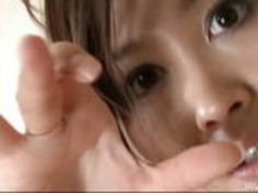 吉川萌えが巨大なバイブレーターを取り出して、自分のトリムに使用する