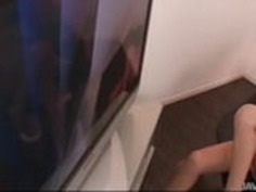 フィッシュネット・ナインのリカ・アイナは、彼女の毛むくじゃらと遊ぶ