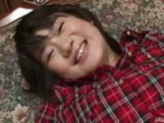 ジューシーな青葉は彼女の汁を吐くまで彼女の猫をおもちゃにしている