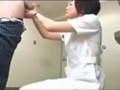 日本の看護師が患者に手コキを与える1- HDMilfCam.comの第2部を見る