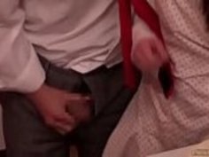 彼女が眠っていた間に、恥知らずの恋人は姉妹の夫を誘惑するPornallday.com