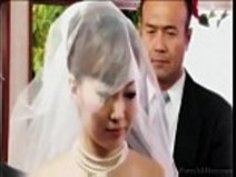 彼女の夫が眠っている間の結婚式の後のJAPの父親の嫁ファックの花嫁Pornallday.com