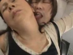 【岩崎千鶴尻コキ】パンストで五十路でストッキングでぽっちゃりの熟女の、岩崎千鶴の尻コキ痴漢プレイ動画！！