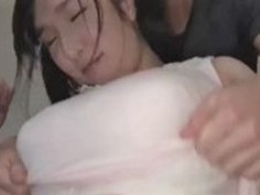 成宮みこと　気の弱い妹の95cm「I」カップ爆乳がスケベな兄に昼間っからイじられて