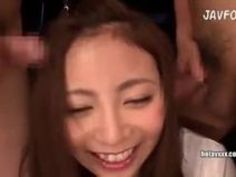 めちゃくちゃかわいい美脚ブルマ姿のエロギャルJKがちんぽに囲まれて楽しそうってスケベ淫乱痴女ビッチ