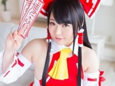 巫女レオタード美人娘コスプレイヤーに痛いくらいボッキしたペニスを目の前に晒す東方博麗霊夢