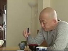 彼の息子が離れている間に法律でJAPの父親は脅かされた息子の妻Pornallday.com