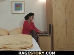 彼のブルネットのティーンgfを不正行為のために罰する