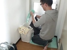 若い女の子がバスで犯される