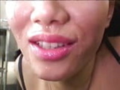 日本のティーンは縛られてお酒バケツとして使われました - 日本のぶっかけ