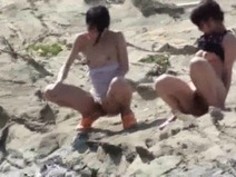 大胆過ぎる仲良し女子4人組の全裸海水浴露出しておし○こ放○しまくり