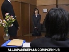 ゆいアイナは二つの穴で犯さ