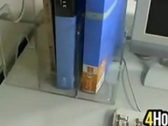 ガイの上に座っアジアガール