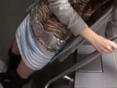 日本のティーンは、公衆トイレで中出しを得ました