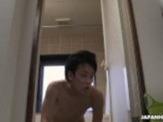 カップルは、その中に巨大なボーンヘッドと一緒にお風呂を持っています