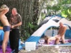 日本人の父は友人の娘XXXを販売します