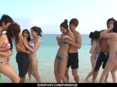 ひな前田は、ビーチでのパーティのハードコアを楽しんでいます