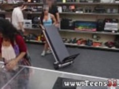 巨乳ママ大きなおっぱいと日本庭園