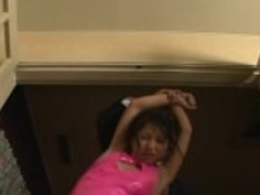 セクシーな日本の赤ん坊は2ディックスを処理します