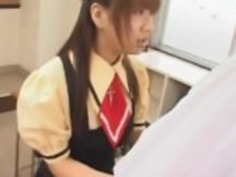 日本の女子高生が教師ロッドを試みます