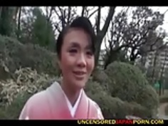 無修正日本のセックス - 毛むくじゃらの小娘との伝統的な芸者