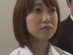 エレベーターの扉に挟まれた女子高生がレイプされちゃう動画