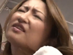 吹石れな：満員電車で狙われた巨乳の熟女。拒み切れずに触られ放題、エロ三昧