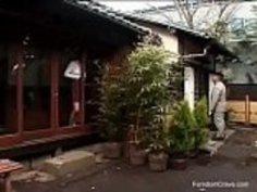 服従男を攻撃している日本の女の子 - シーン1