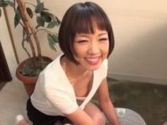 【盗撮動画】かわゆいエステシャンが施術中に白ブラと乳首がチラリする