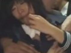 【範田紗々】セーラー服の美人娘女子高生が通学バスで集団痴漢され、連続ぶっかけ＆中出し