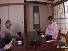 角質の日本の芸者が遊び始めた
