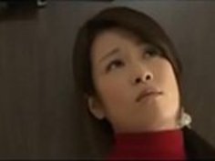 夫の叔父によって痴漢された若い日本の妻