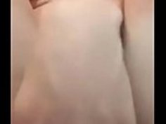 日本のポルノスターの指で濡れた猫