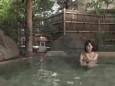 人妻 巨乳 温泉 混浴 篠田ゆう