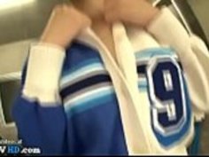 日本人のチアリーダーがロッカールームで犯さ - もっとElitejavhd.comで