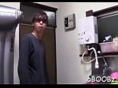 大きなおっぱい日本のベイビーは、自分の狂気の快楽のためにコックを使います